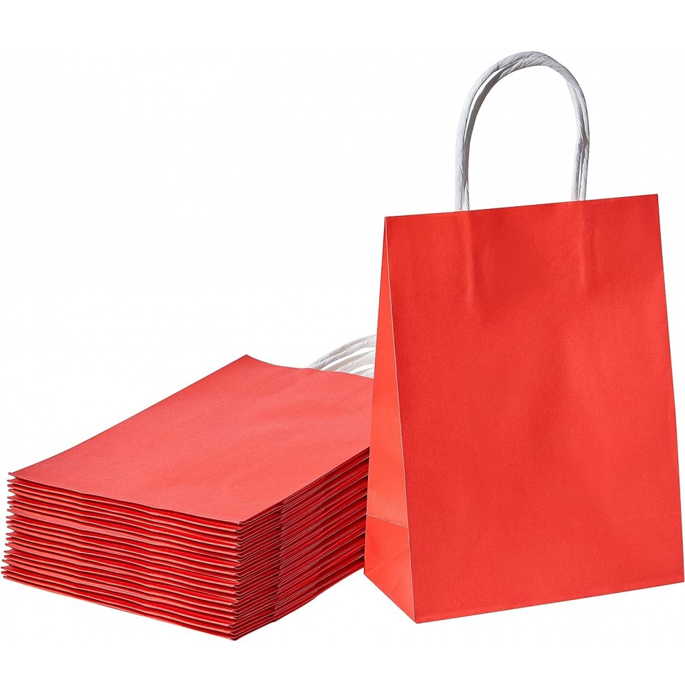 sac en papier kraft rouge monté posé sur une pile de sacs pliés