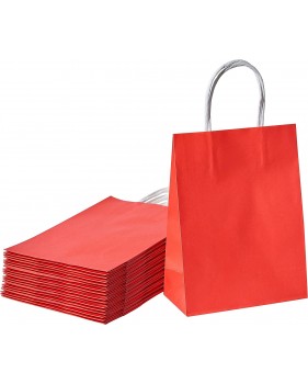 sac en papier kraft rouge monté posé sur une pile de sacs pliés