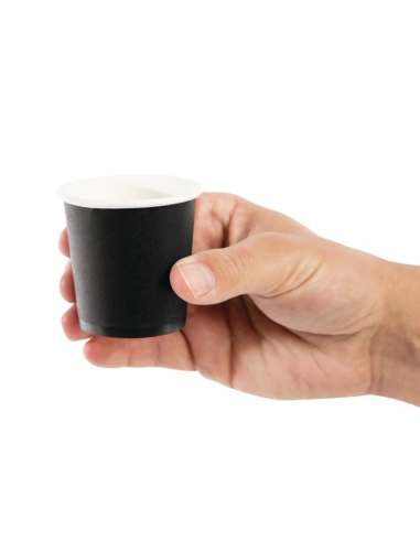 Hand met een zwarte kartonnen espressobeker van 120 ml