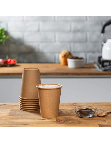 Kartonnen koffiebekers 360 ml in kraftbruin op een houten toonbank