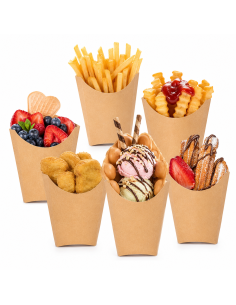 Friet scoop in bruin kraftkarton, uitlopende vorm, op witte achtergrond