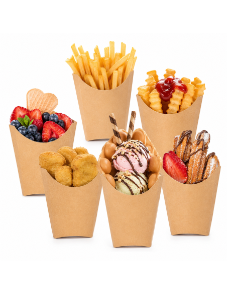 Friet scoop in bruin kraftkarton, uitlopende vorm, op witte achtergrond
