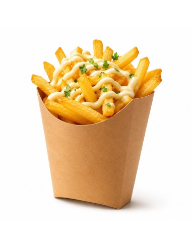 Kartonnen friet scoop gevuld met frieten en saus, op een houten tafel