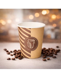 Kartonnen koffiebeker 20 cl in bruin kraft voor een wazige lichtachtergrond