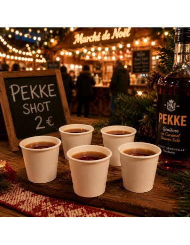 Gobelets à espresso en carton servant des shots de genièvre sur un marché de Noël