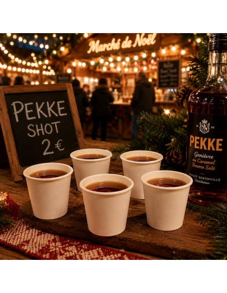 Kartonnen espressobekers met jenevershots op een kerstmarkt