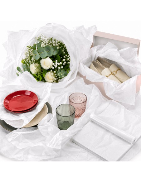 Wit zijdepapier als pak en op rol, met bloemen, glazen en schoenendoos