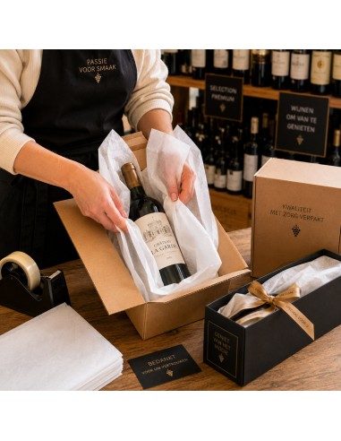Wijnfles ingepakt in wit zijdepapier klaar voor verzending in een kartonnen doos