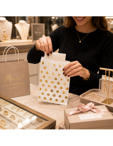 Sachet à pois dorés sur le comptoir d'une boutique de souvenirs - Packadi