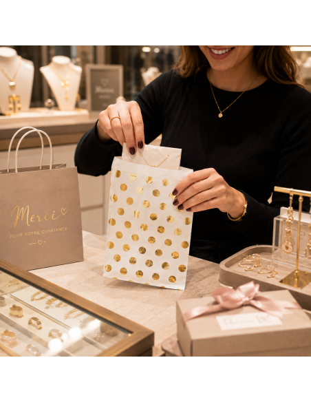 Sachet à pois dorés sur le comptoir d'une boutique de souvenirs - Packadi