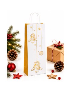 Papieren flessentas met gouden klokken in een kerstdecor met dennentak, dennenappels en cadeau