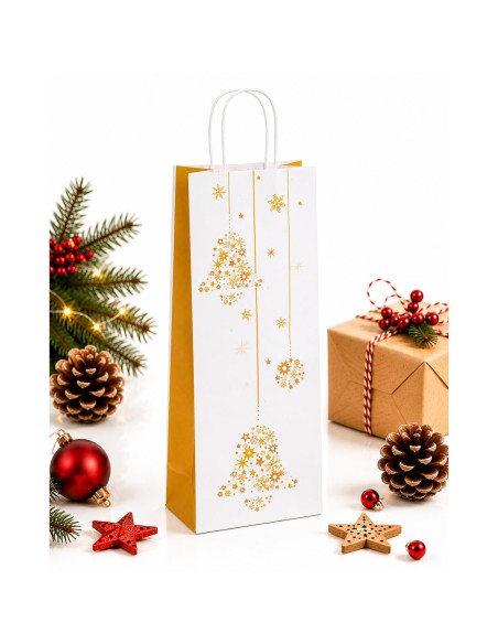 Sac papier bouteille à cloches dorées dans un décor de Noël avec sapin, pommes de pin et cadeau
