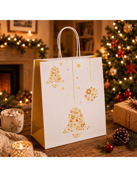 Papieren kerstdraagtas met gouden klokken voor een open haard en een versierde kerstboom