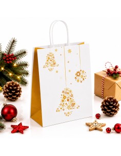 Papieren kerstdraagtas met gouden klokken, dennentak, dennenappels en kraft cadeau
