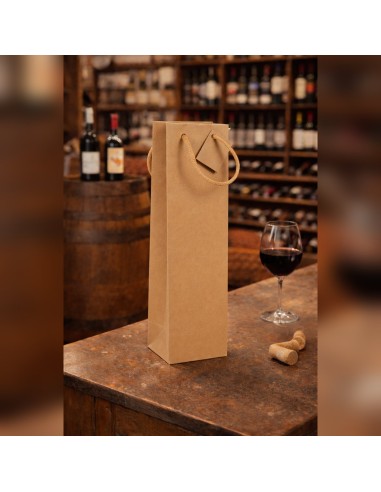 Sac papier bouteille kraft naturel 10+9x39 cm à poignées cordelettes dans une cave à vin