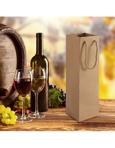 Papieren flessentas naturel kraft 10+9x39 cm bij een wijnvat, fles en druiven