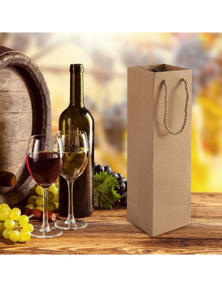 Sac papier bouteille kraft naturel 10+9x39 cm devant un tonneau, bouteille et raisin