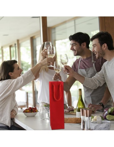 Sac papier bouteille rouge 10+9x39 cm lors d'un apéritif entre amis