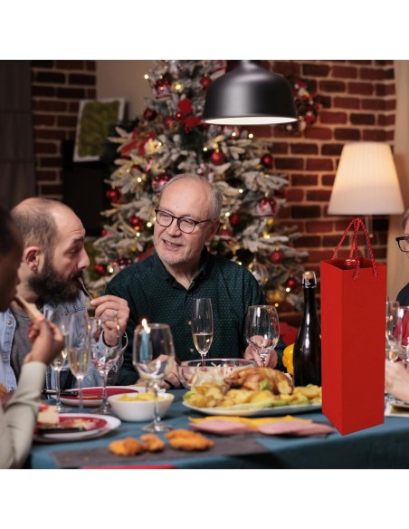 Papieren flessentas rood 10+9x39 cm op een kerstdiner tafel