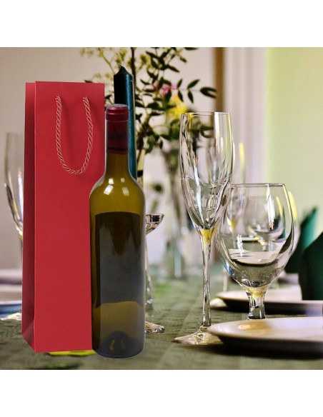 Papieren flessentas rood 10+9x39 cm met een fles witte wijn op een gedekte tafel