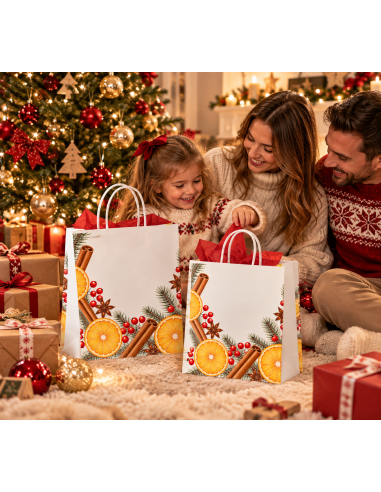 Kerstgeschenktassen bij de kerstboom met het gezin