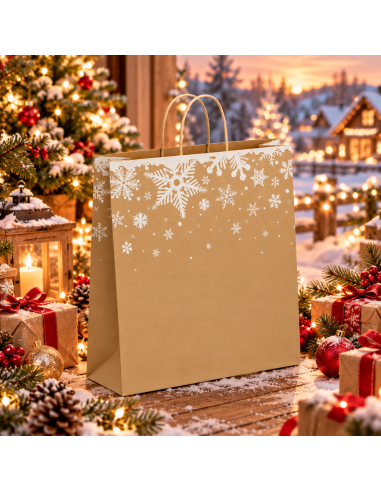 Grand sac de Noël flocons devant un chalet enneigé