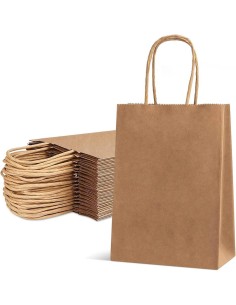 sac en papier kraft brun à poignées torsadées devant un paquet de sacs pliés à plat