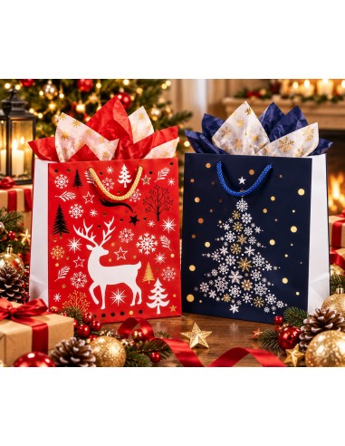 Sacs cadeaux de Noël Renne & Sapin Étoilé avec papier de soie près de la cheminée