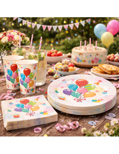 Table d anniversaire au jardin avec serviettes ballons